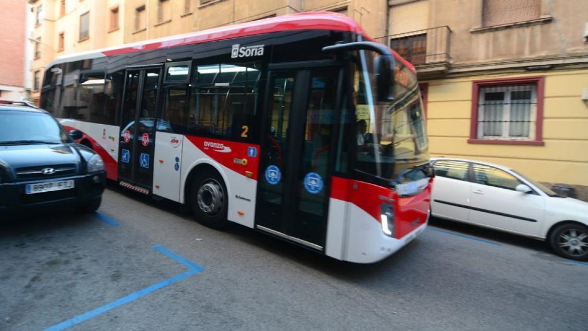 Uno de los nuevos autobuses del servicio urbano.-ÁLVARO MARTÍNEZ