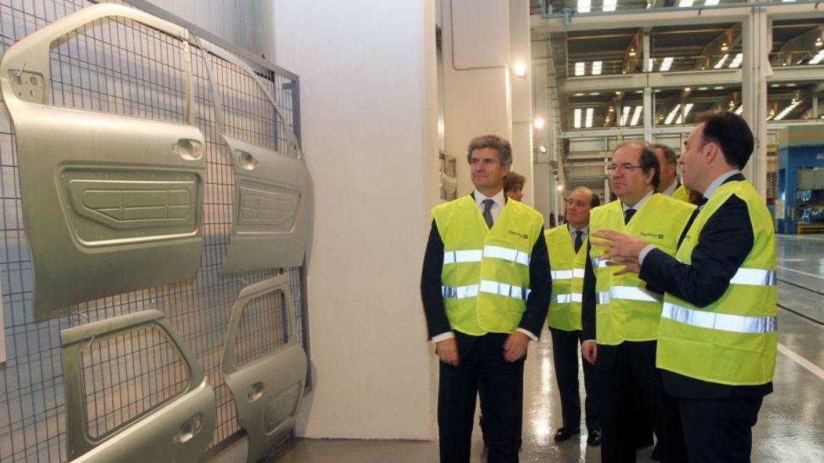 El presidente de la Junta de Castilla y León, Juan Vicente Herrera,acompañado del Presidente de Gestamp, Francisco Riberas(C) y del gerente, Miguel Paniagua(D) visita las nuevas instalaciones de la empresa Gestamp Palencia-Ical