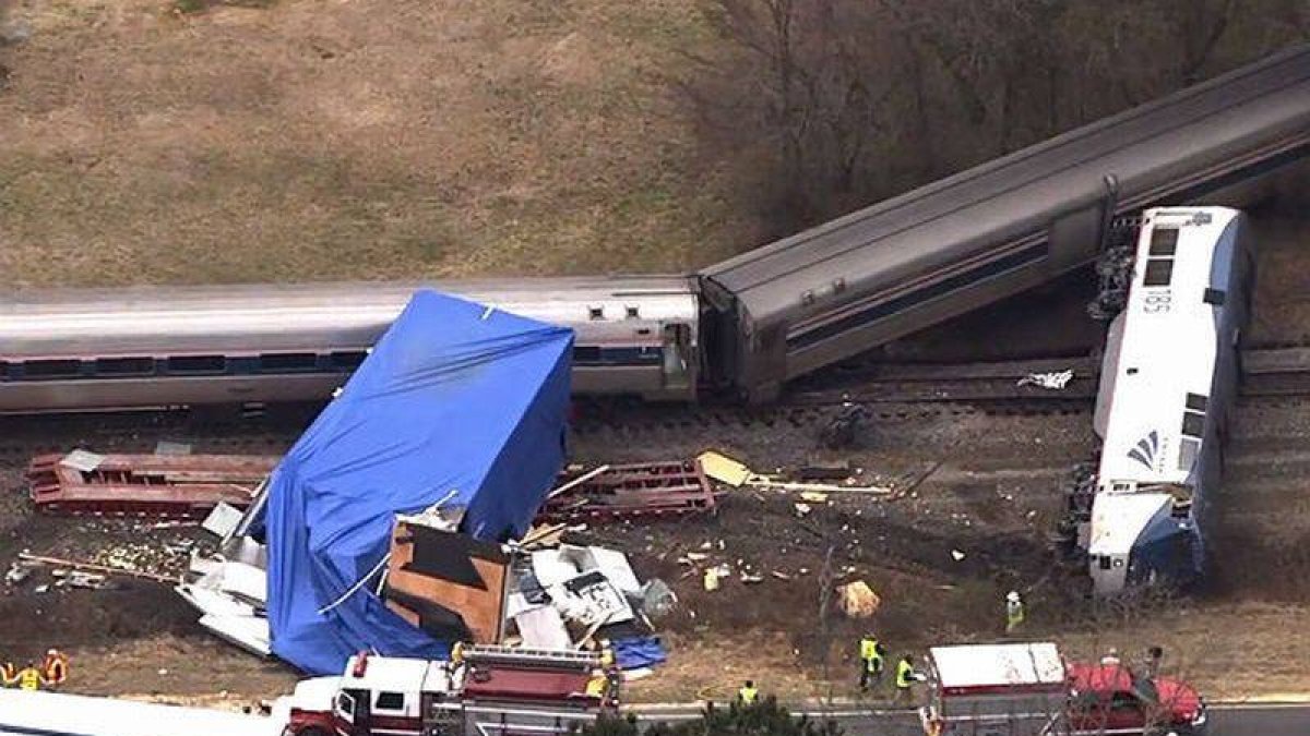 Un camión atravesado en un cruce ha sido la causa del aparatoso choque.-Foto: AP