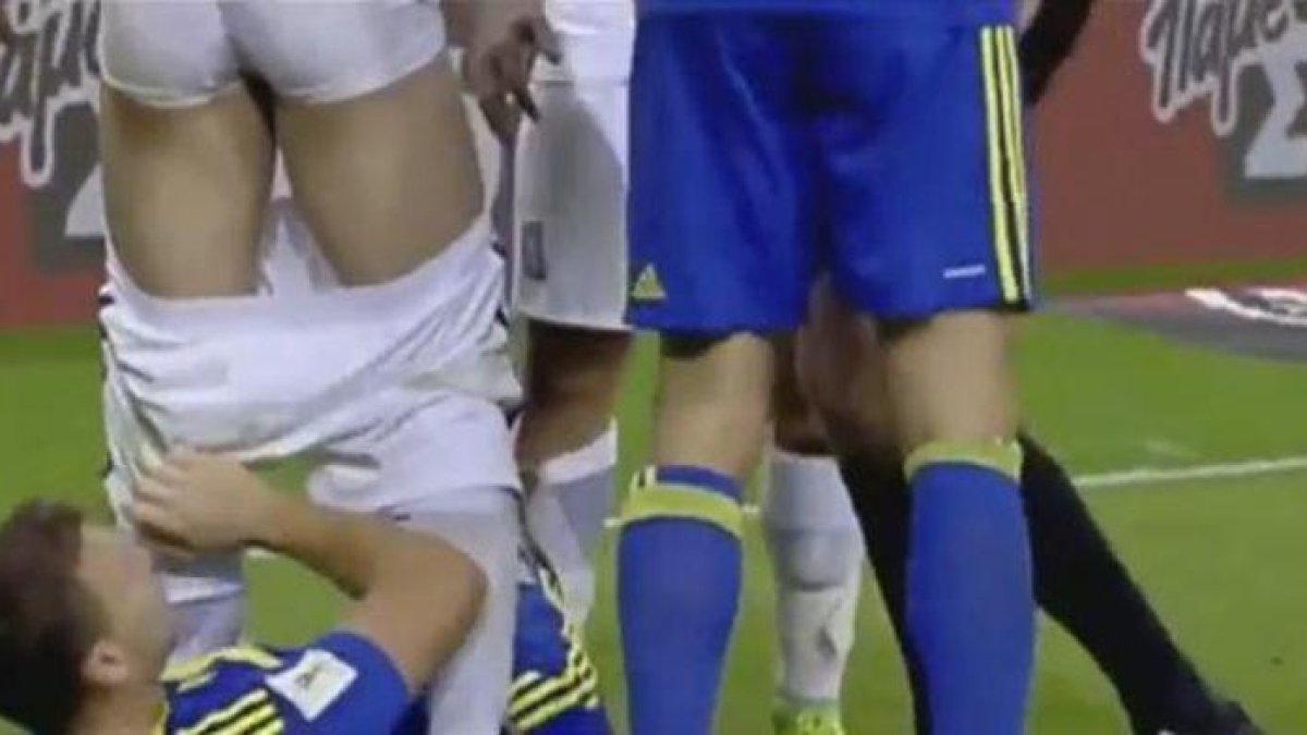 Edin Dzeko le bajó los pantalones a Sokratis y acabó expulsado.-EL PERIÓDICO
