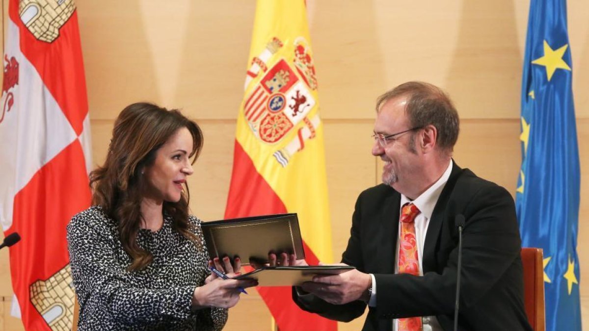 Silvia Clemente y Fernando Rey sellan el acuerdo.-ICAL