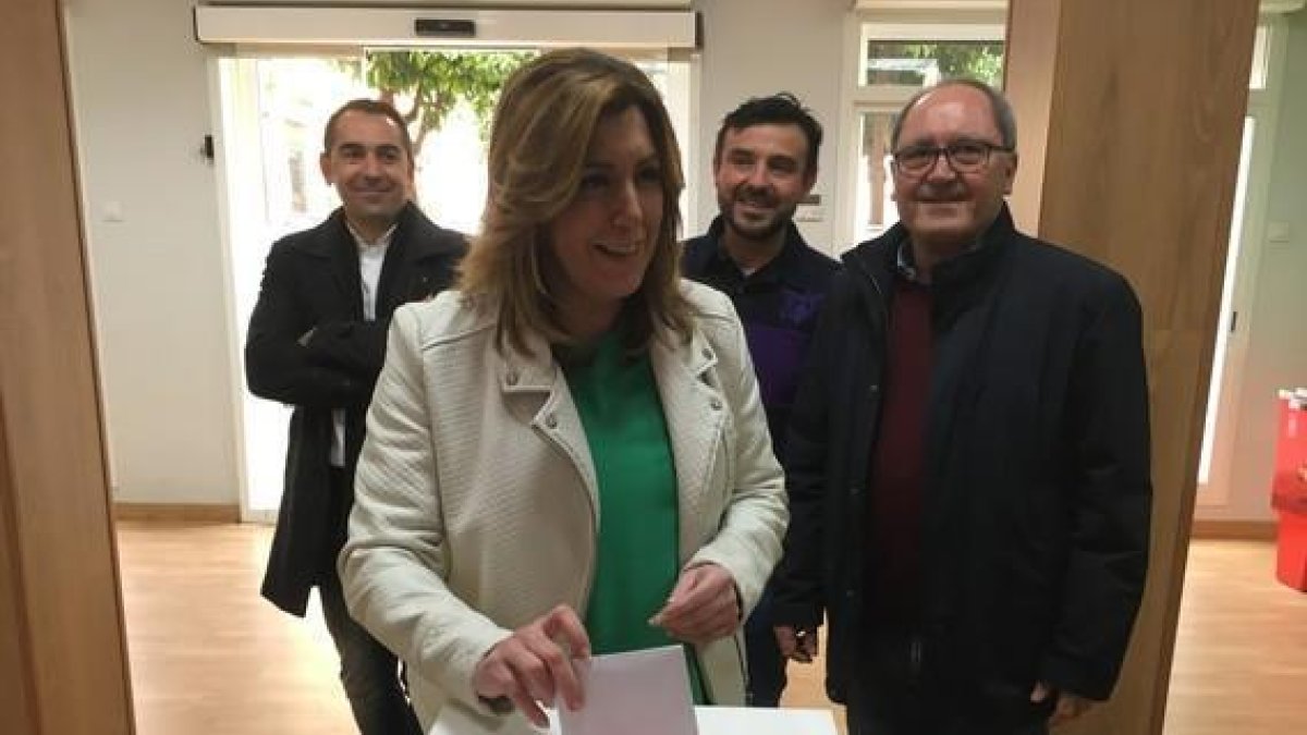 Susana Díaz vota, este sábado, en la consulta sobre el pacto de gobierno del PSOE con Ciudadanos.-