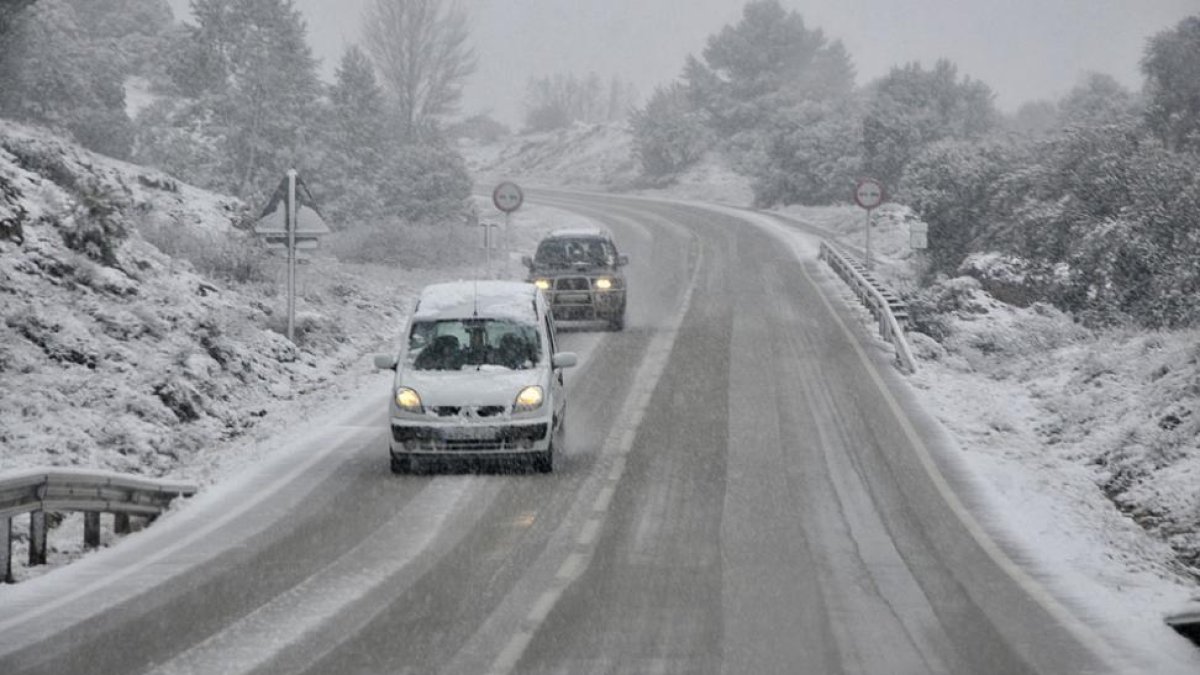 Nieve en una carretera de Soria en una imagen de archivo. HDS
