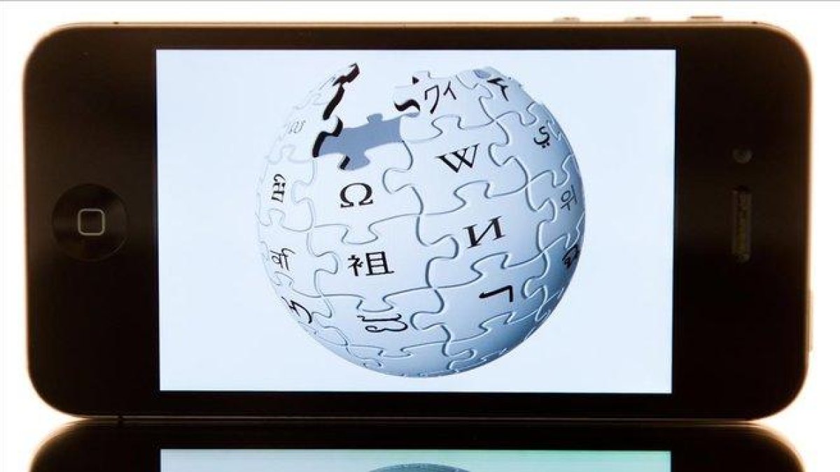 El logotipo de Wikipedia en un teléfono.-DPA