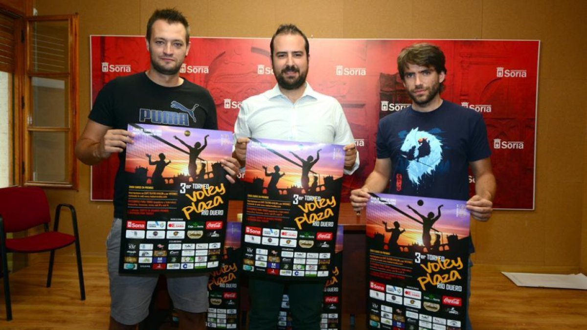 Manu Salvador, Ángel Hernández y Elías Terés durante la presentación del torneo de Voley Plaza.-ÁLVARO MARTíNEZ