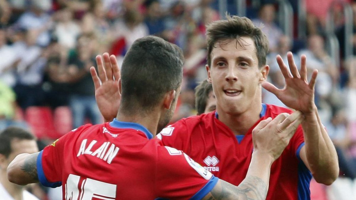 Guillermo celebra con Oyarzun uno de los tres goles que ha marcado hasta el momento.-MARIO TEJEDOR