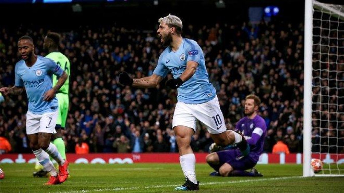 Agüero celebra el primero de sus tres goles al Aston Vila en una tarde de récord. Agüero celebra el primero de sus tres goles al Aston Vila en una tarde de récord.-