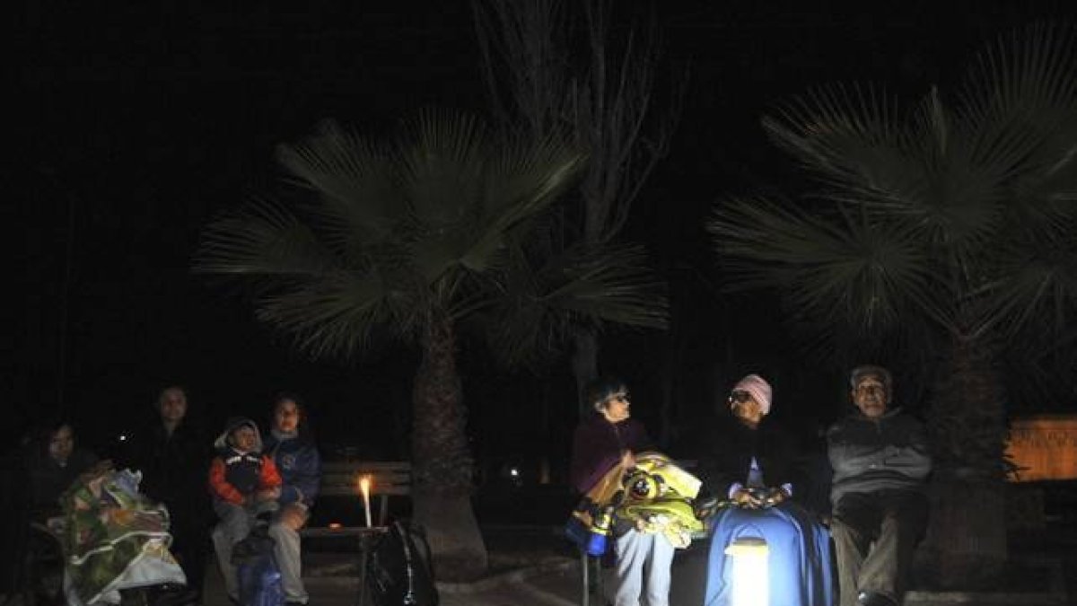 Un grupo de personas pasa la noche al aire libre en Chile.-EFE / ALEJANDRO PIZARRO
