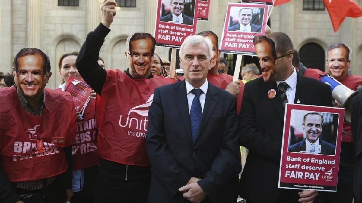 El laborista John McDonnell, reunidos con los empleados que protestas ante el Banco de Inglaterra-ANDY RAIN