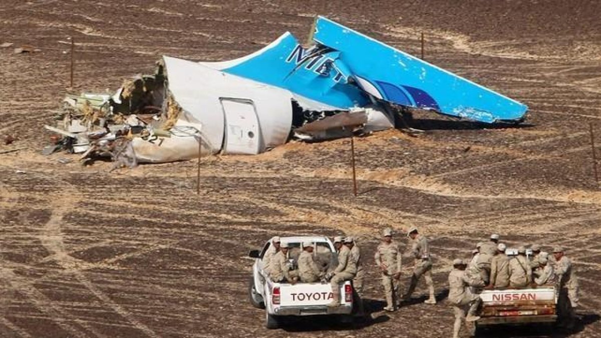 Vehículos militares se acercan al lugar del siniestro del avión ruso Airbus A321, en el desierto del Sinaí.-AP