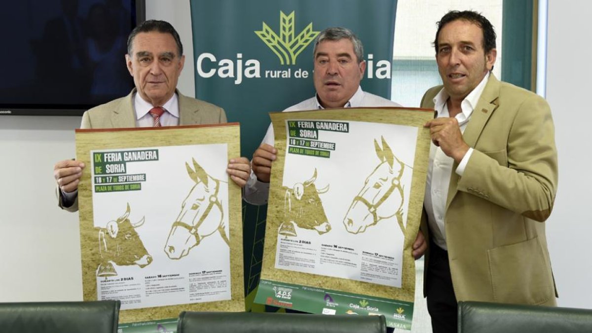 Anselmo García, Gustavo Rupérez y Raúl Lozano sostienen los carteles de esta nueva edición ferial.-VALENTÍN GUISANDE