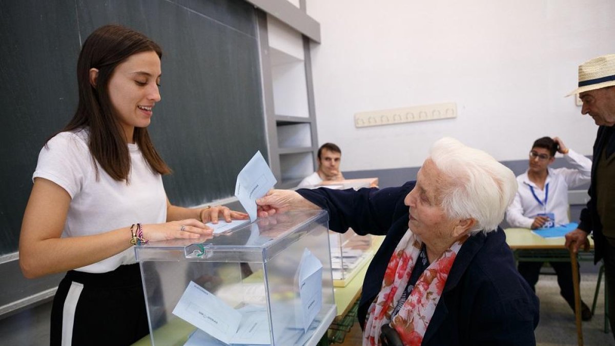 La participación en las autonómicas alcanza el 53,68%, 3,9 puntos por encima del dato en 2015-- ICAL