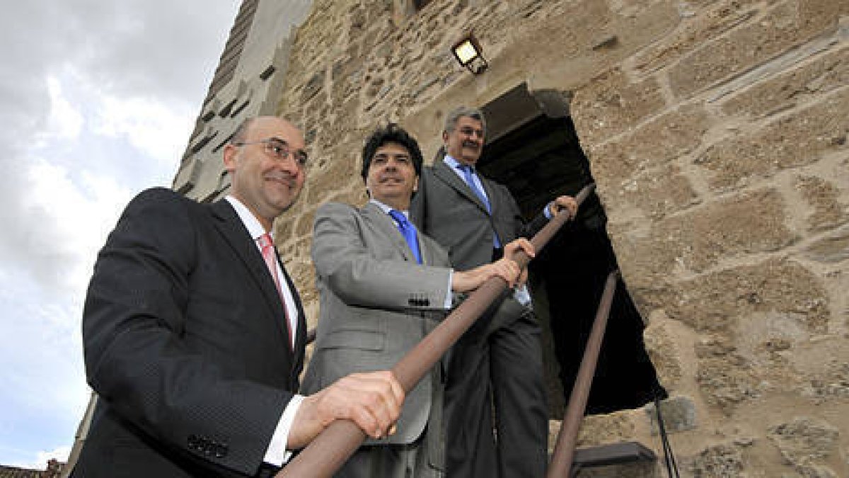 Jesús Alonso, Mario Garcés y Jesús Posada en la escalerilla de entrada al Torreón de La Muela. / VALENTÍN GUISANDE-