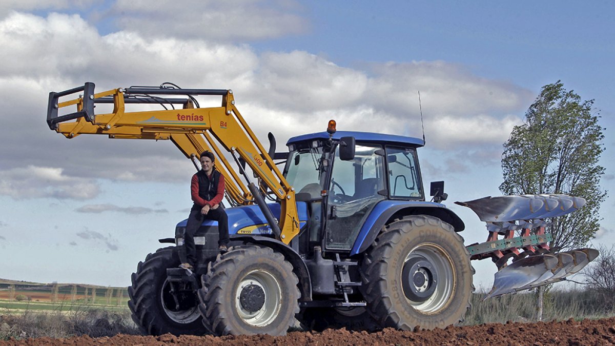 Agricultor en su tractor. LUIS ÁNGEL TEJEDOR