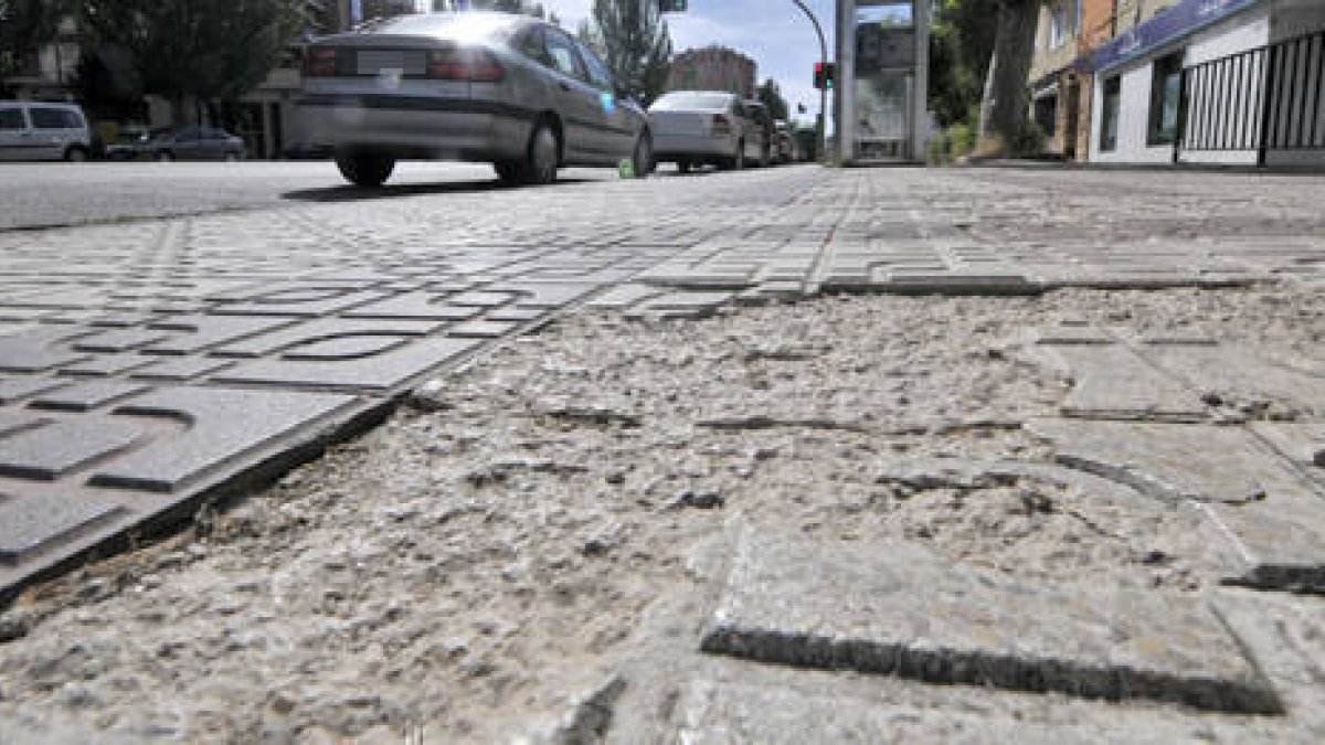 Aceras en la avenida de Valladolid./ DIEGO MAYOR-