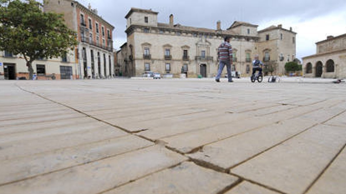 Imagen de archivo de la plaza Mayor de Almazán prácticamente terminada. / ÁLVARO MARTÍNEZ-