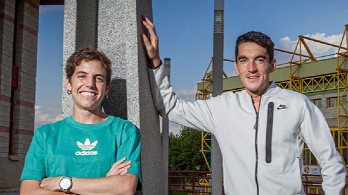 Marta Pérez y Daniel Mateo casi recién llegados desde Tokio en los aledaños del estadio de atletismo de Los Pajaritos. MARIO TEJEDOR