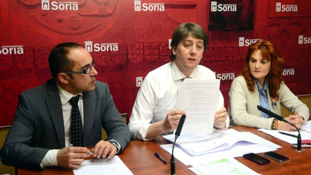Luis Rey, Carlos Martínez Mínguez y Ana Calvo, durante su comparecencia ayer ante los medios de comunicación.-ÁLVARO MARTÍNEZ