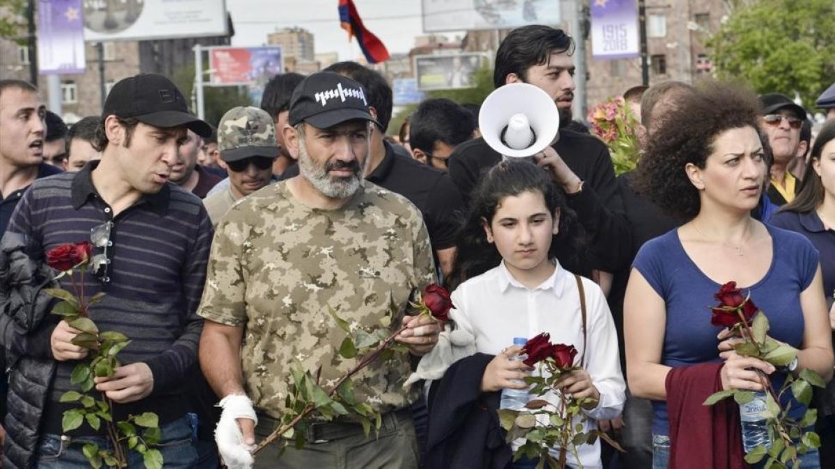 El líder opositor Nikol Pashinian (segundo por la izquierda) encabeza una marcha hacia el monumento de las víctimas del genocidio armenio, para conmemorar el 103 aniversario de la masacre, en Yereván, el 24 de abril.-/ AP / TIGRAN MEHRABYAN
