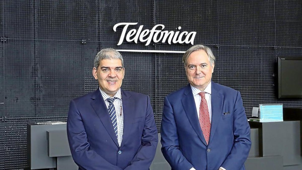 Antonio Ferreras, director del centro de I+D,  y Adrián García Nevado, director general del territorio centro de Telefónica.-ICAL