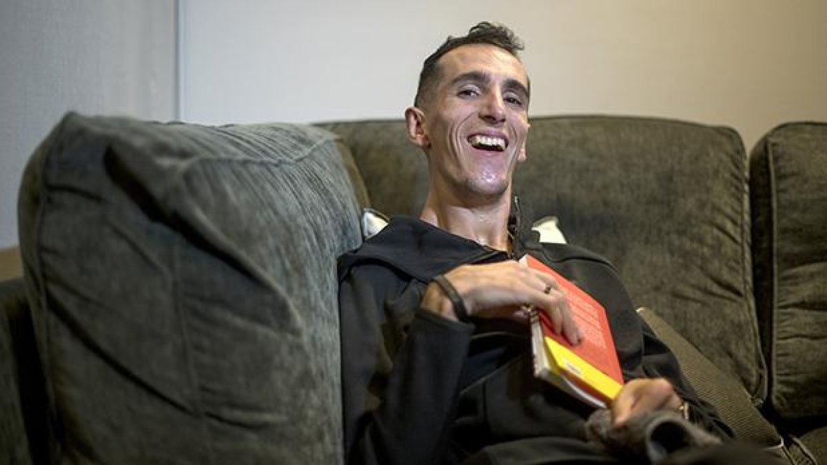 Alex Roca sufrió a los seis años una parálisis cerebral que le supone una discapacidad fisica del 76%. Aún así, sigue cumpliendo sus objetivos. Ahora acaba de publicar el libro ’El límite te lo pones tú’.-JORDI COTRINA