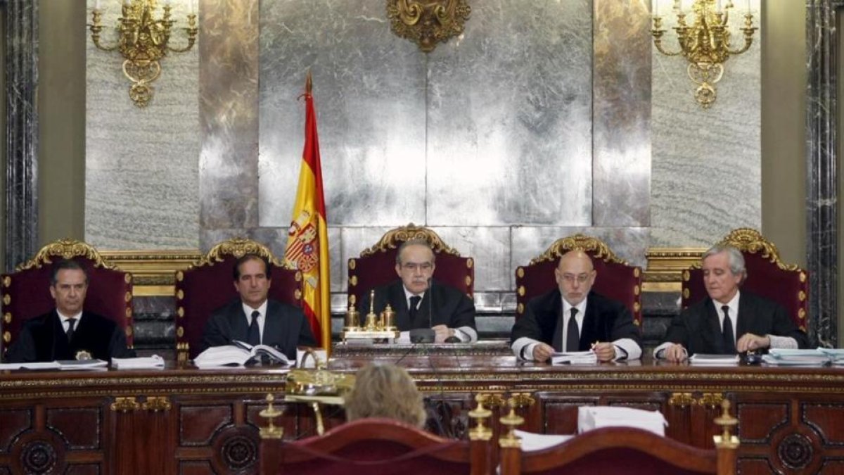 José Manuel Maza, el cuarto empezando por la izquierda.-EFE
