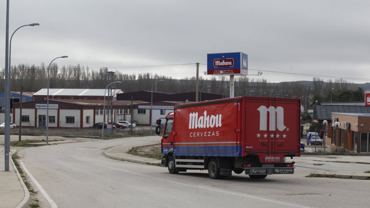 Camión de distribución en el polígono.-HDS