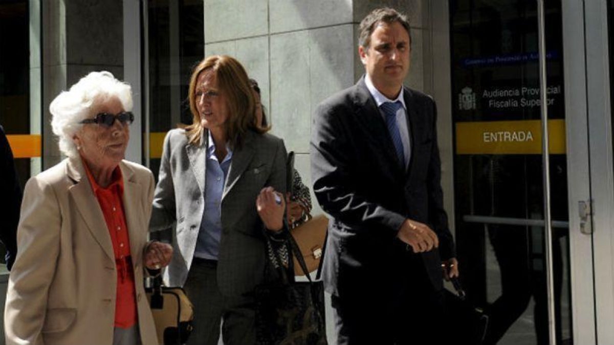 María del Carmen Álvarez del Valle, abuela de la reina Letizia (izquierda) junto a Henar Ortiz, su tía, en septiembre del 2015.-EFE / ELOY ALONSO