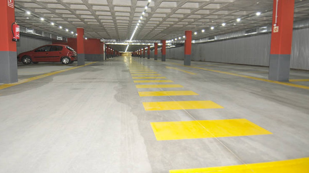 Estado de la segunda planta del parking ayer por la tarde. / VALENTÍN GUISANDE-