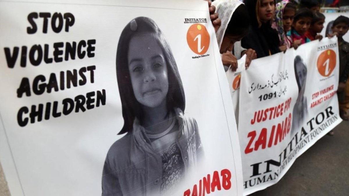 Un manifestante sostiene una pancarta en la que se lee Que pare la violencia contra los niños, durante una protesta, en Karachi, en reacción a la violación y asesinato de la menor de Kasur, el 11 de enero.-/ EFE / SHAHZAIB AKBER