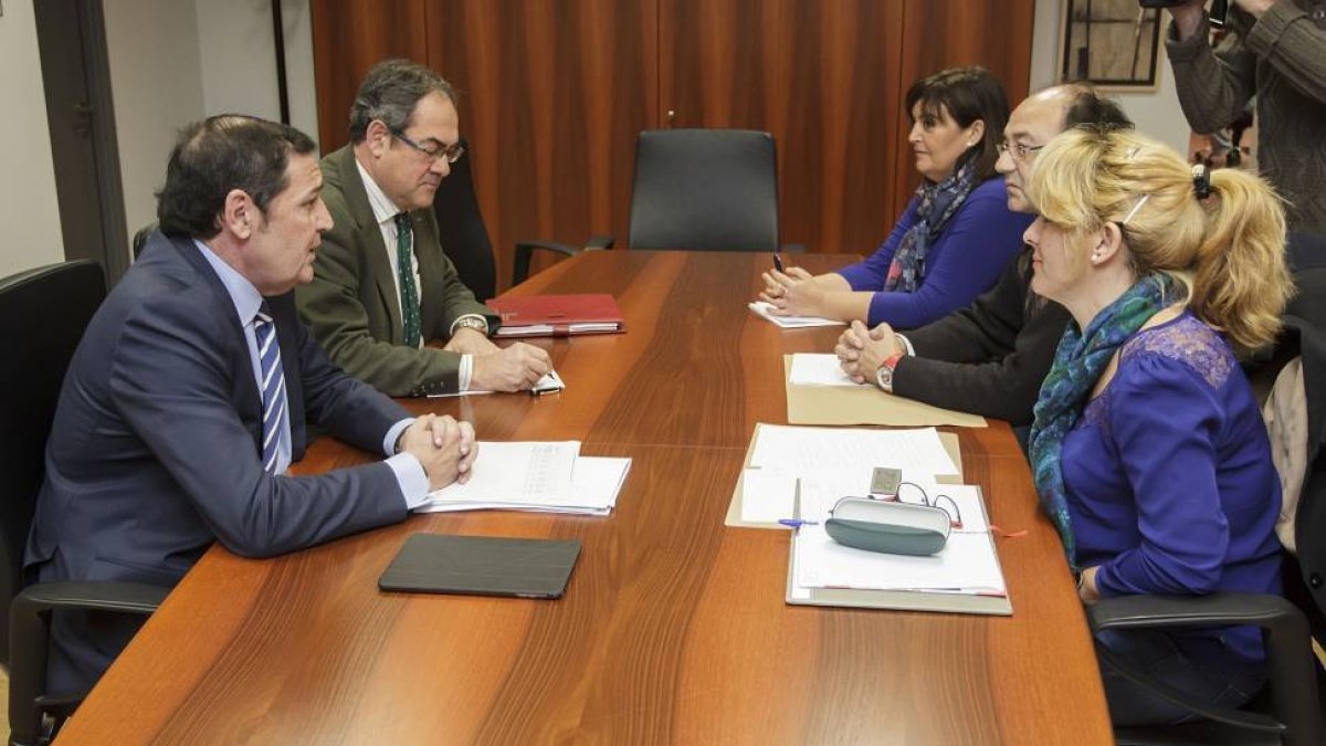 El consejero de Sanidad, Antonio María Sáez, se reúne con representantes de los trabajadores del Hospital San Juan de Dios-Ical