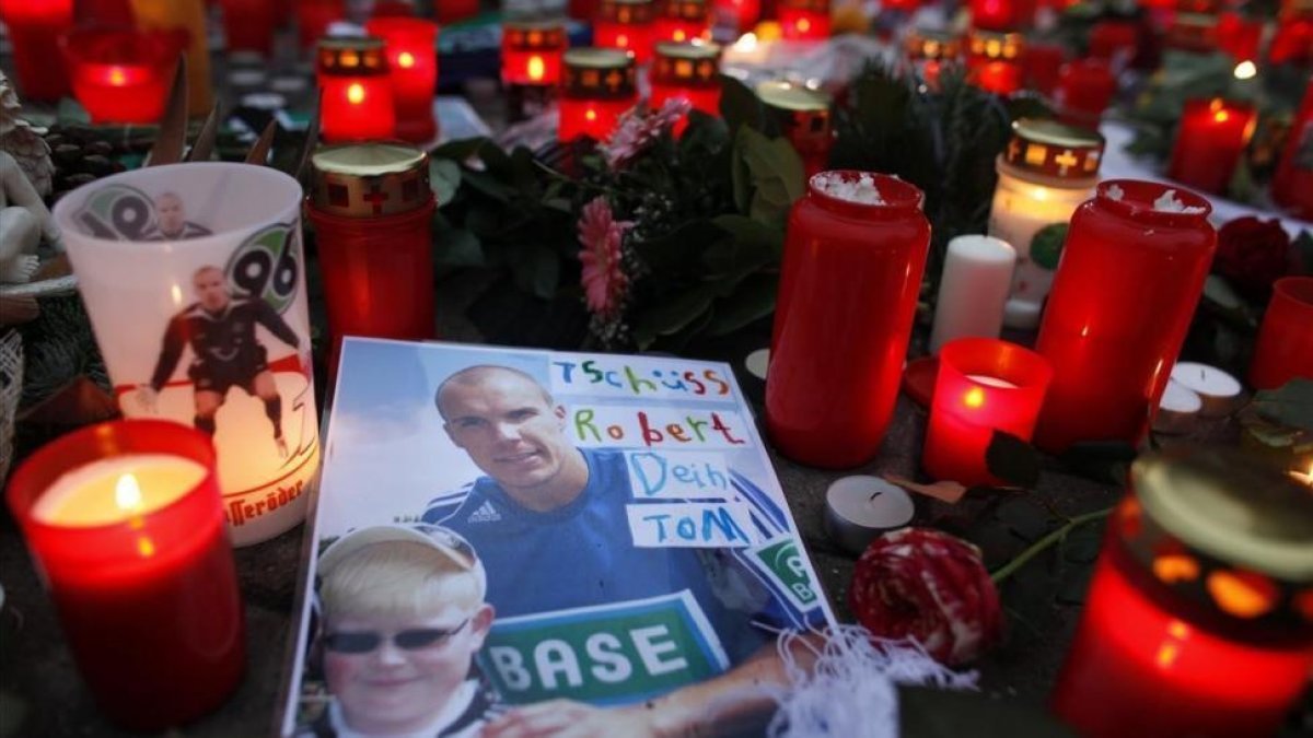Velas en recuerdo a Robert Enke después de su muerte en noviembre del 2009.-/ THOMAS PETER