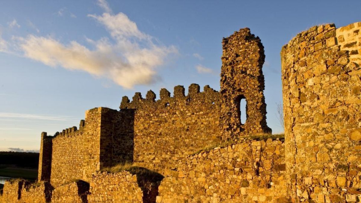 Restos del castillo de Castrotorafe en Zamora.-ICAL