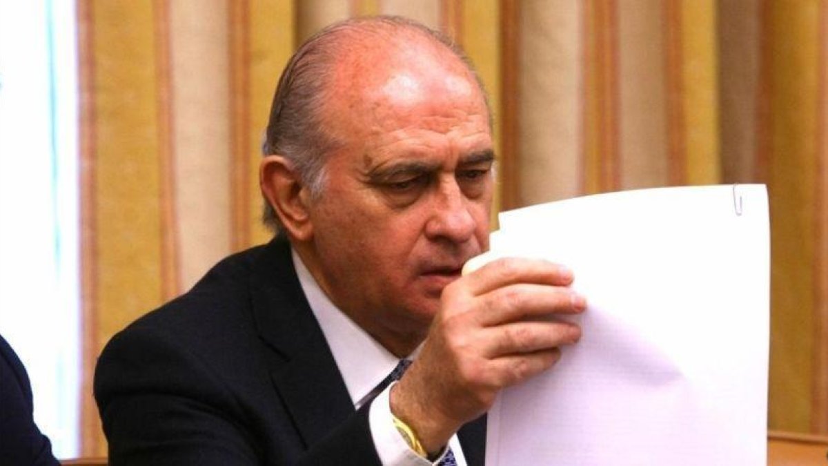 Jorge Fernández Díaz, durante la áspera comparecencia en la Comisión de Interior del 12 de marzo del 2013.-AGUSTÍN CATALÁN