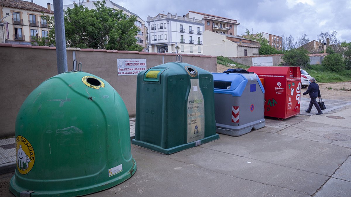 Contenedores de basura en Almazán.-MARIO TEJEDOR