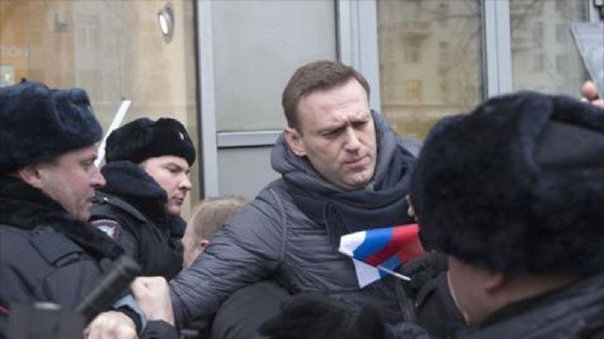 El opositor Alekséi Navalny, en el momento de ser detenido por policías, en Moscú-AP / EVGENY FELDMAN