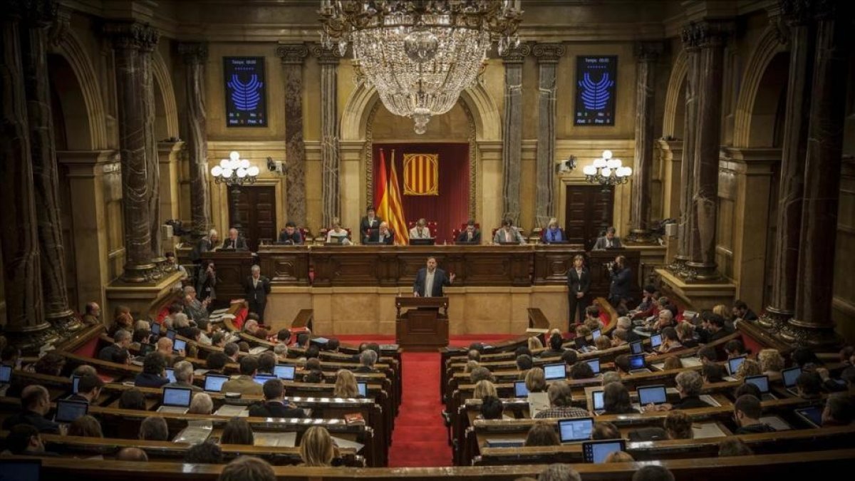 El vicepresidente y líder de ERC, Oriol Junqueras, en un pleno del Parlament.-CARLOS MONTAÑÉS