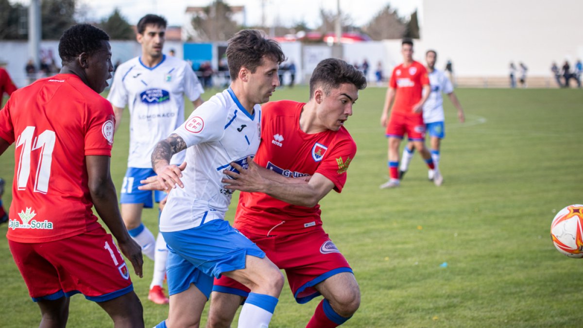 El derbi soriano llega a las primeras de cambio en Tercera, en la imagen el choque del año pasado en La Arboleda. GONZALO MONTESEGURO