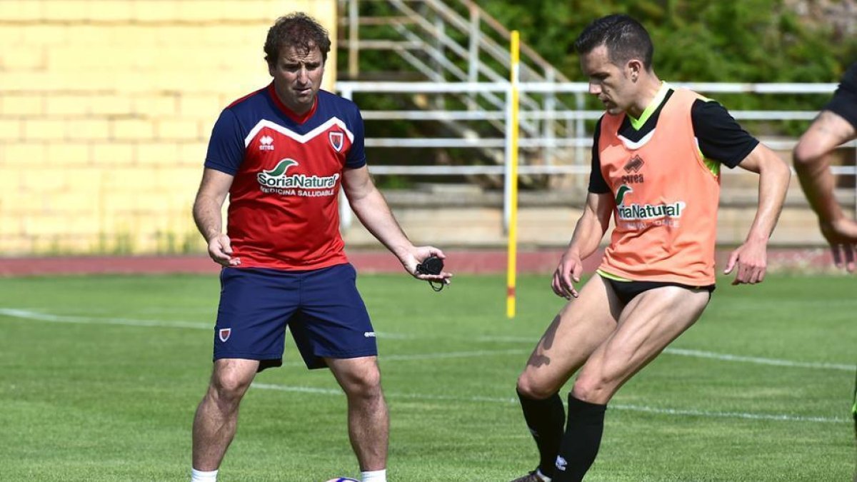 Julio Álvarez durante un ejercicio en un entrenamiento en el anexo de Los Pajaritos.-Valentín Guisande
