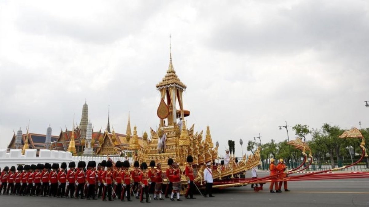 Soldados portan la urna real del fallecido rey Bhumibol Adulyadej durante su ceremonia de cremacion en el Crematorio Real en Sanam Luang en Bangkok Tailandia hoy 26 de octubre de 2017-EFE / NARONG SANGNAK