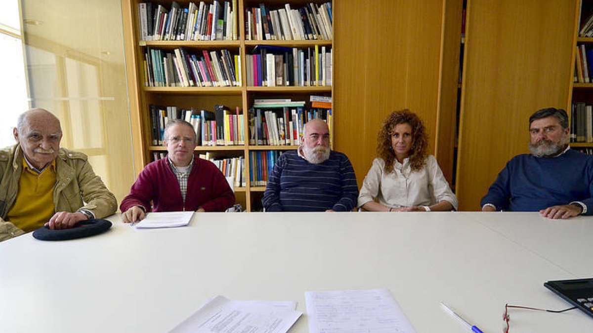 José Ramón Sáinz Magaña, en el centro junto al resto de miembros de la directiva del Colegio de Arquitectos, el pasado viernes después de la toma de posesión. / ÁLVARO MARTÍNEZ-