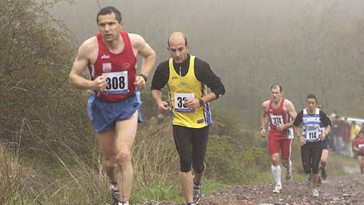 Varios corredores durante una carrera de montaña en la provincia. / VALENTÍN GUISANDE-