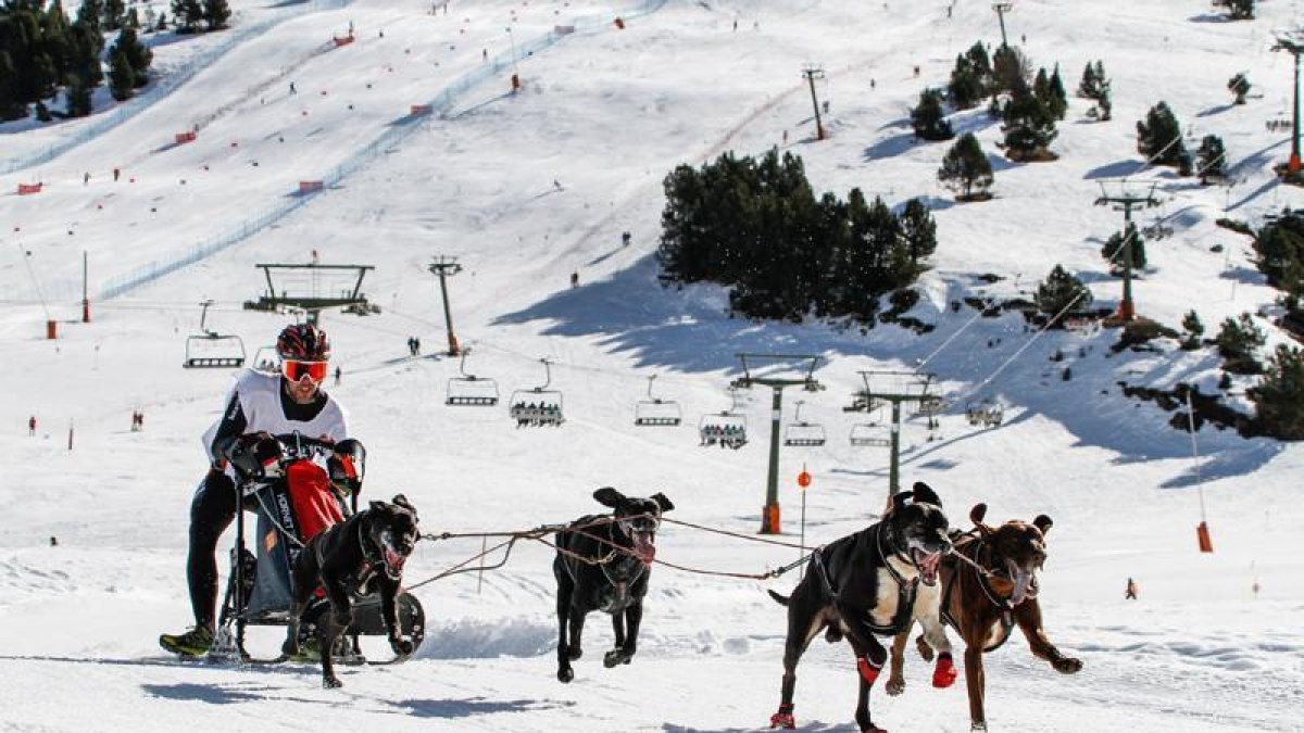 Jorge García, en plena acción en un Nacional de nieve en Baqueira Beret. HDS