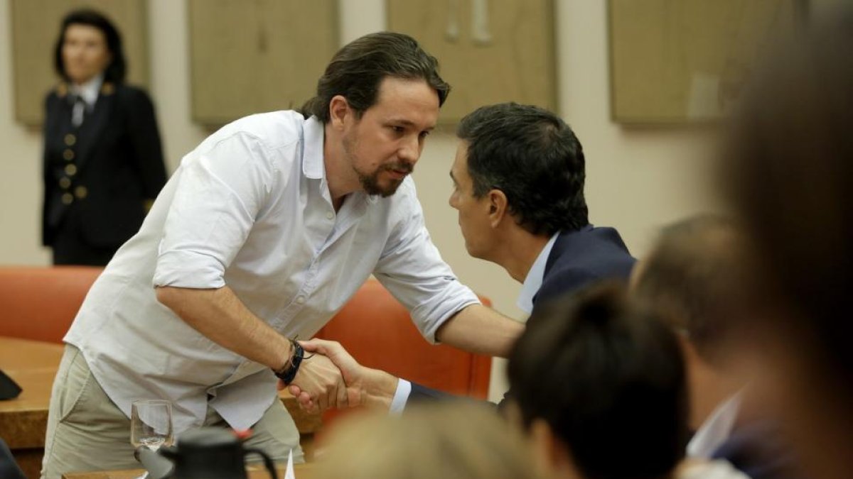Pablo Iglesias y Pedro Sánchez, el pasado agosto en el Congreso.-JOSE LUIS ROCA