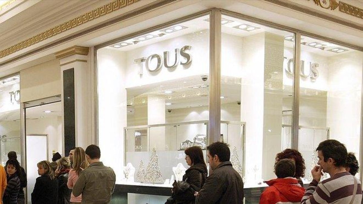 Tienda de la joyería Tous en el centro comercial Gran Via 2 de L’Hospitalet, en Barcelona.-RICARD CUGAT