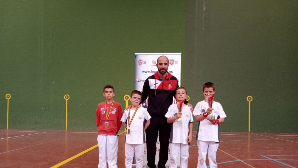 Los finalistas benjamines en el torneo. HDS
