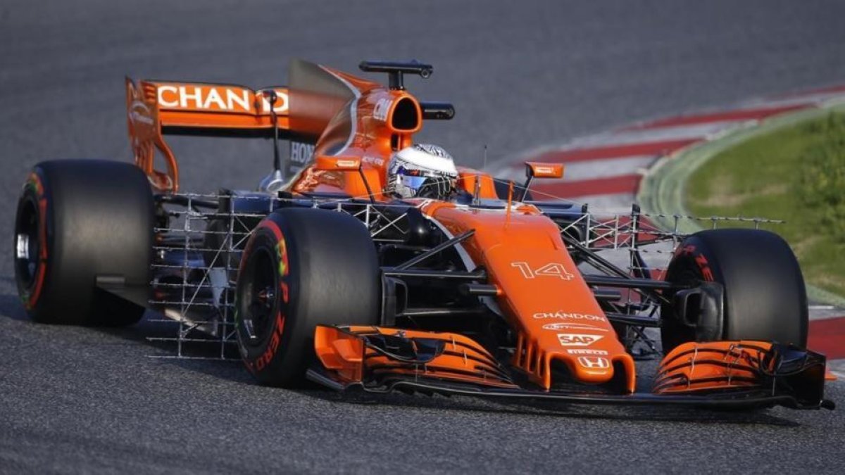 Al McLaren-Honda de Alonso le instalaron unos paneles de sensores aerodinámicos hoy en Montmeló.-AP