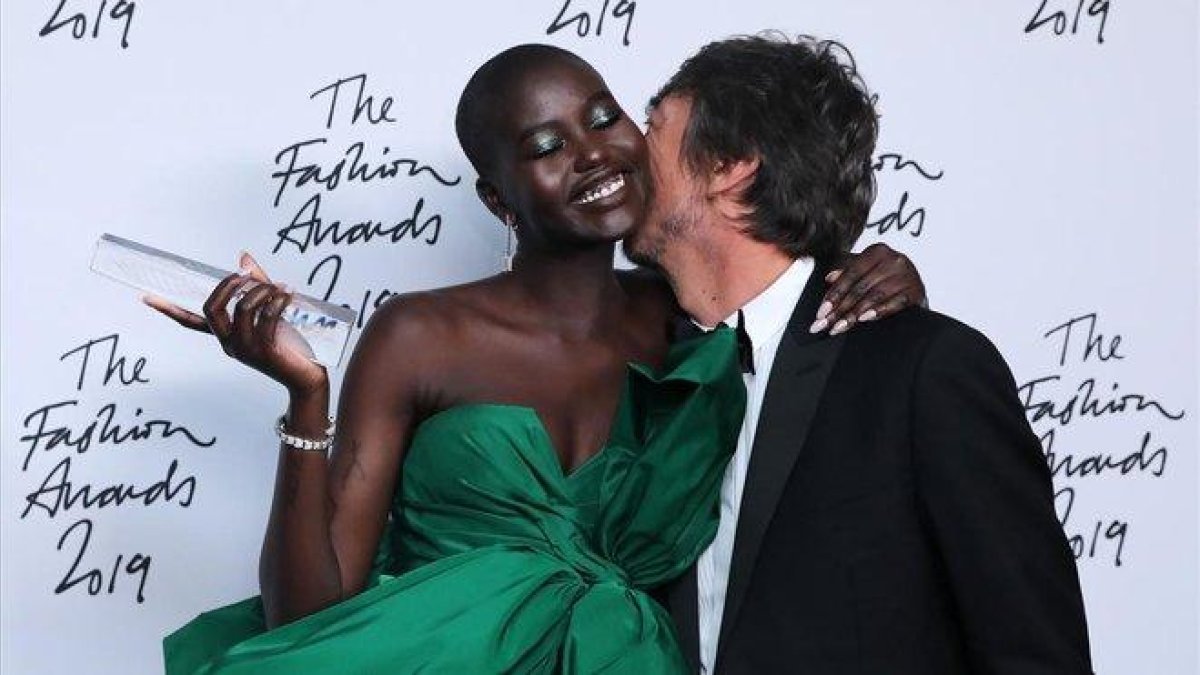 La modelo Adul Akech, modelo del año, con Pier Paolo Piccioli.-AFP / ISABEL INFANTES
