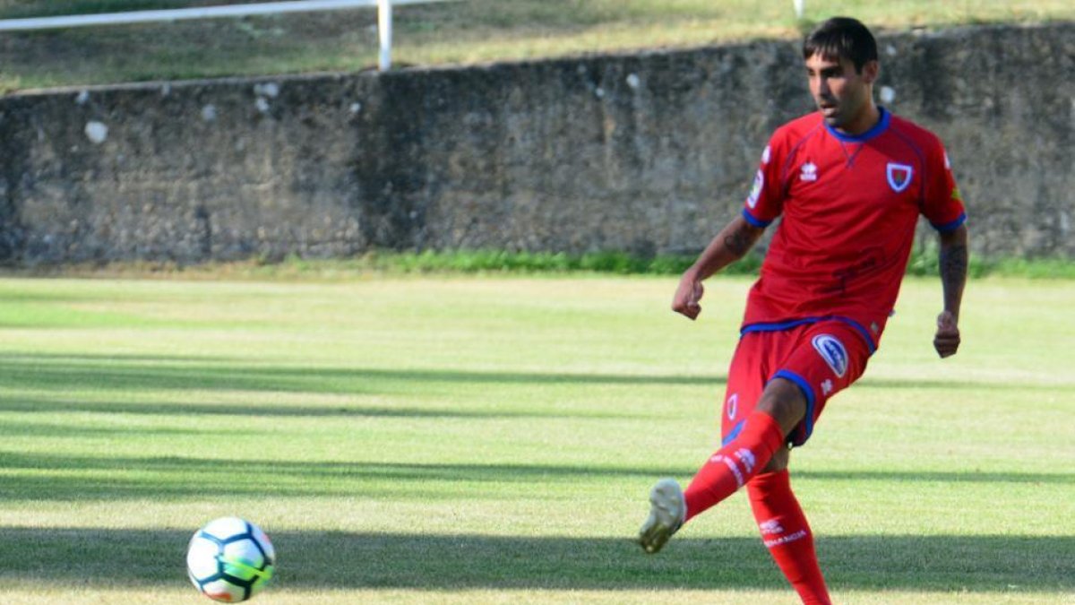 Alberto Escassi durante un partido de pretemporada.-ÁLVARO MARTINEZ