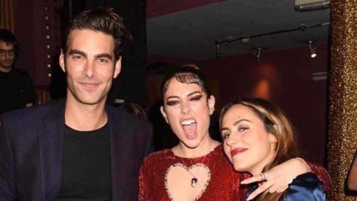 Blanca Suaréz posa con Irene Montalà y Jon Kortajarena.-INSTAGRAM